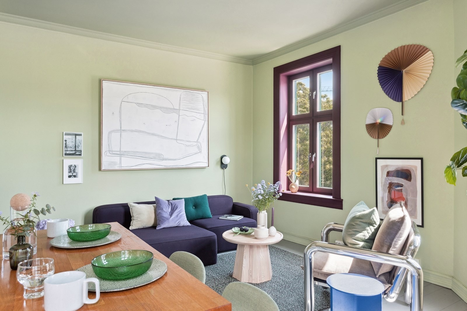 Leiligheten byr på en lys og luftig stue med en utforming som gir god plass til sofagruppe, TV-møblement, spisebord og øvrig ønsket møblement. Galleribilde