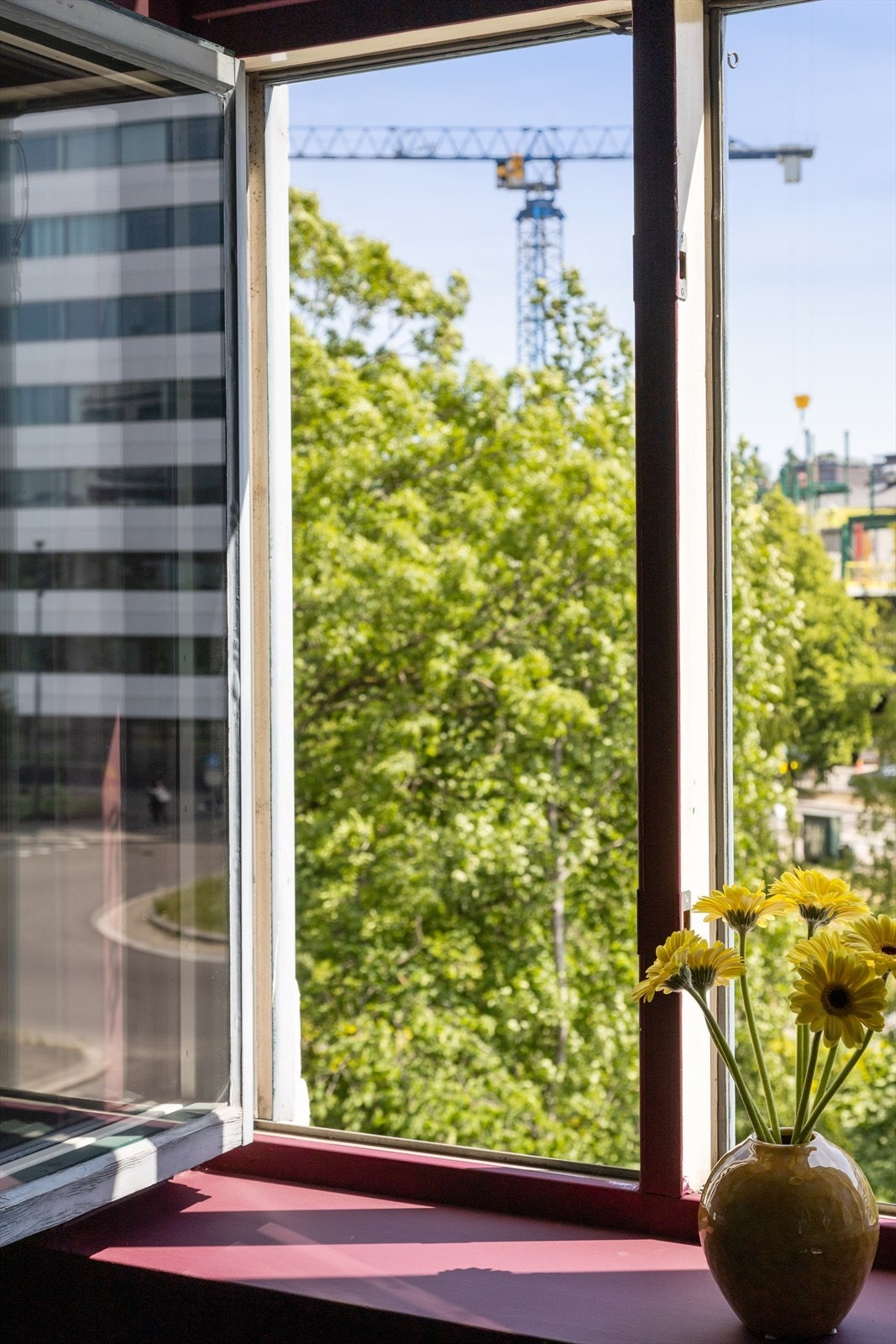 Fine og dype vinduskarmer i hele leiligheten Galleribilde