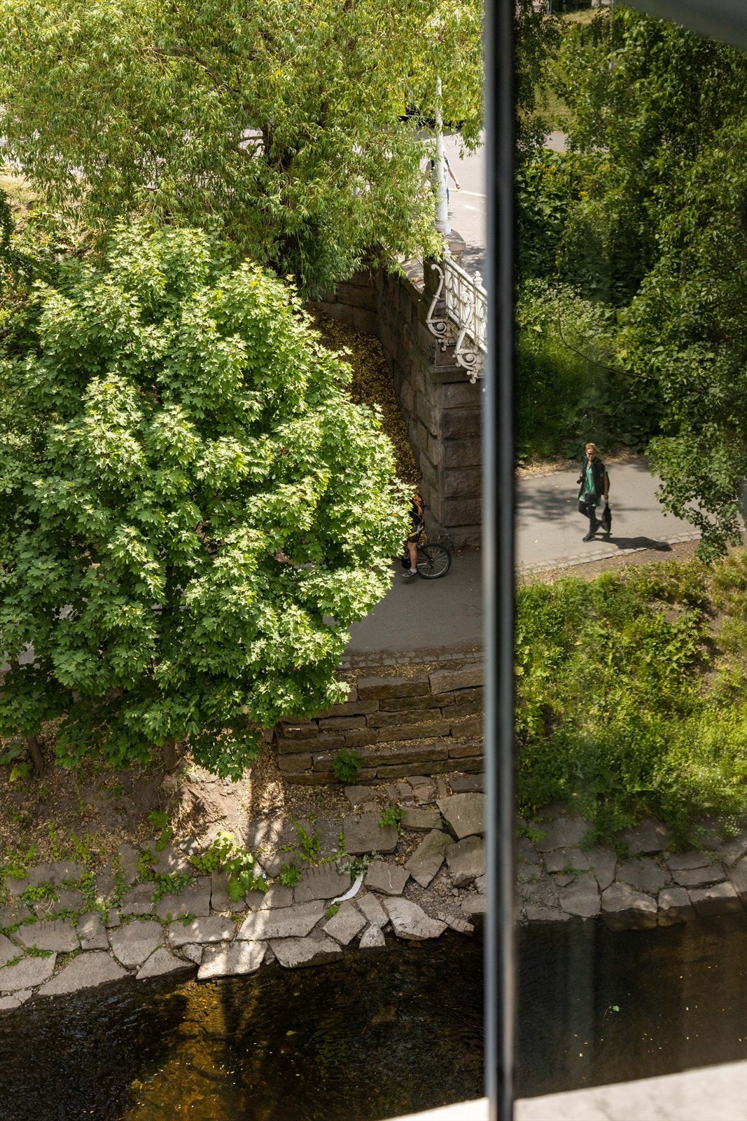 Utsikt over Akerselva fra stuen Galleribilde