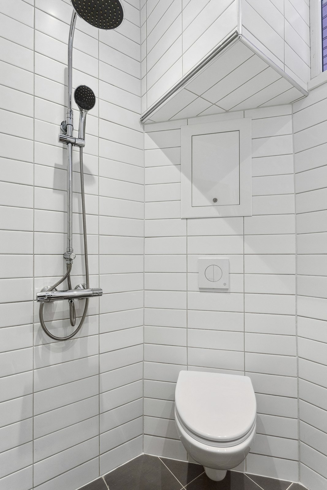 Innredningen er bestående av servant med underskap, speilskap, vegghengt klosett, dusjhjørne med svingbar glassvegg og opplegg for vaskemaskin. Galleribilde