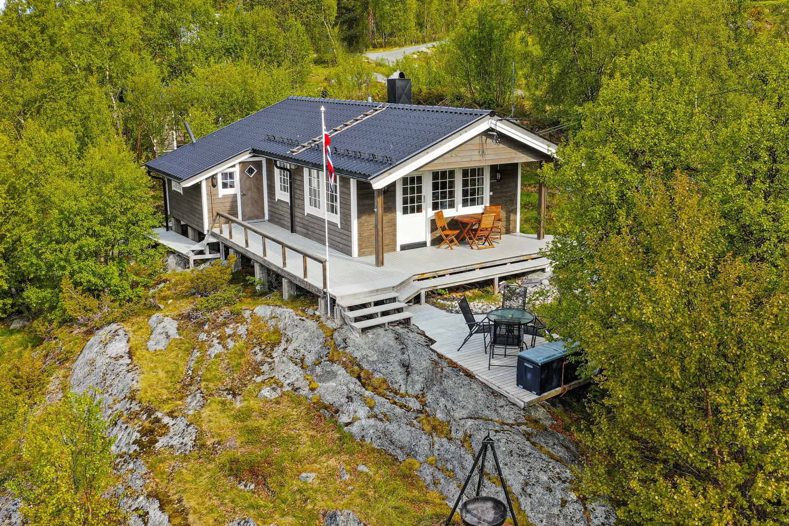 Hytten er beliggende i et naturskjønt område - tett på sjø og fjell Galleribilde