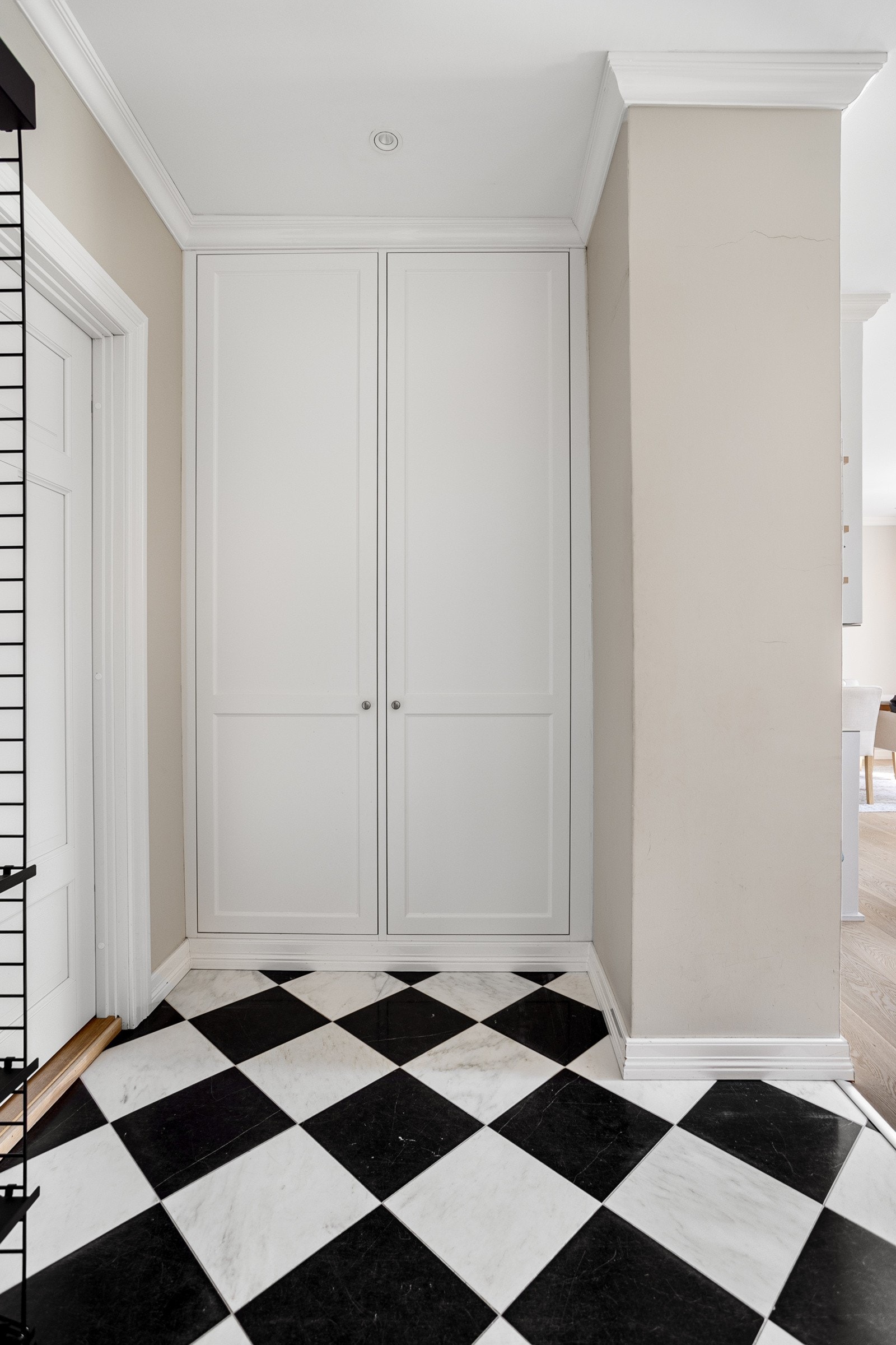 Flislagt entré med varmekabler og garderobeskap for oppbevaring av sko og yttertøy. Galleribilde