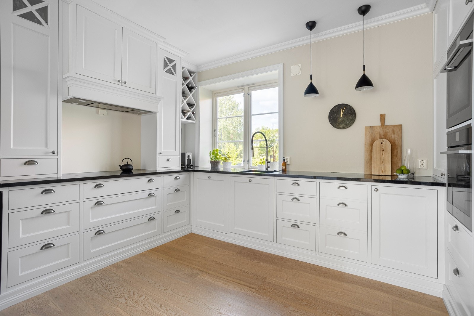 Videre er det integrert 2x komfyr, induksjon platetopp, oppvaskmaskin, vinskap og frittstående side by side kjøl/frys. Galleribilde