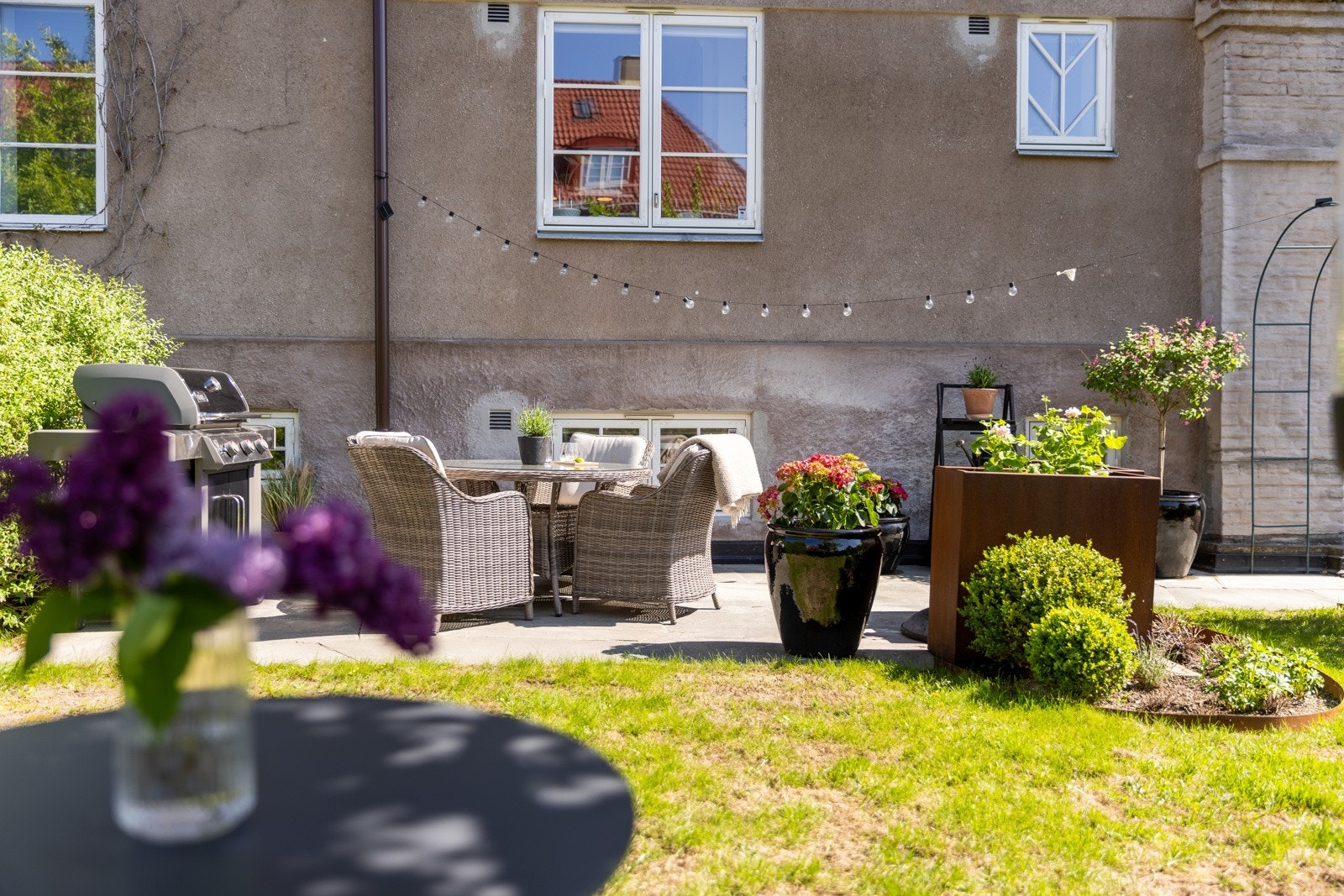 Hagen er omkranset av frodig og grønn beplantning som skaper en skjermet oase. Galleribilde