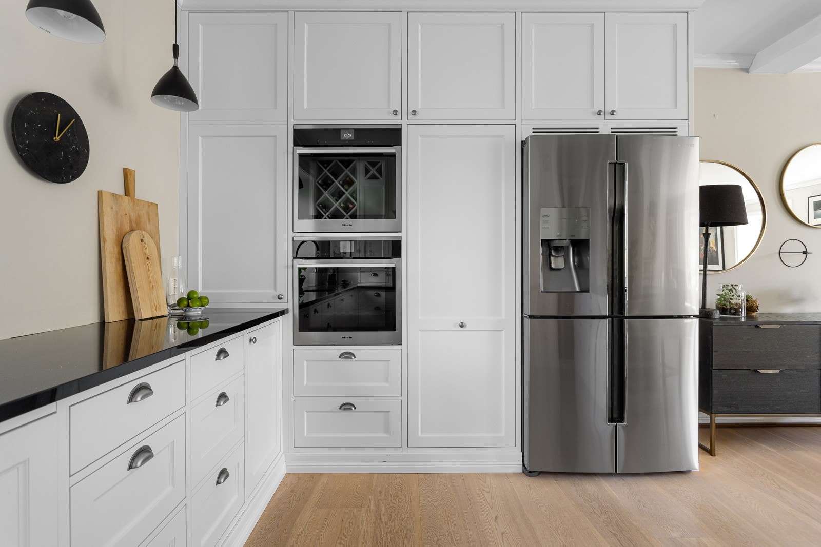 Kjøkkenet er praktisk utformet med både skap- og benkeplass til matlagingen. Galleribilde