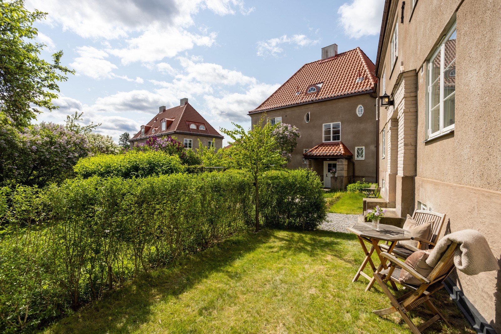 Den andre hageparsellen ligger fint vendt mot det indre gårdrommet som skaper trygge omgivelser for de aller minste. Galleribilde