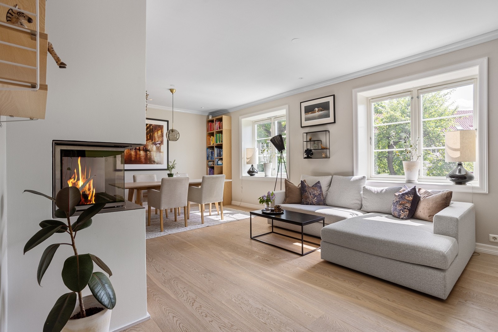 Leiligheten ligger i 1.etasje med utbygget kjelleretasje, og har en praktisk og familievennlig plansløning. Galleribilde