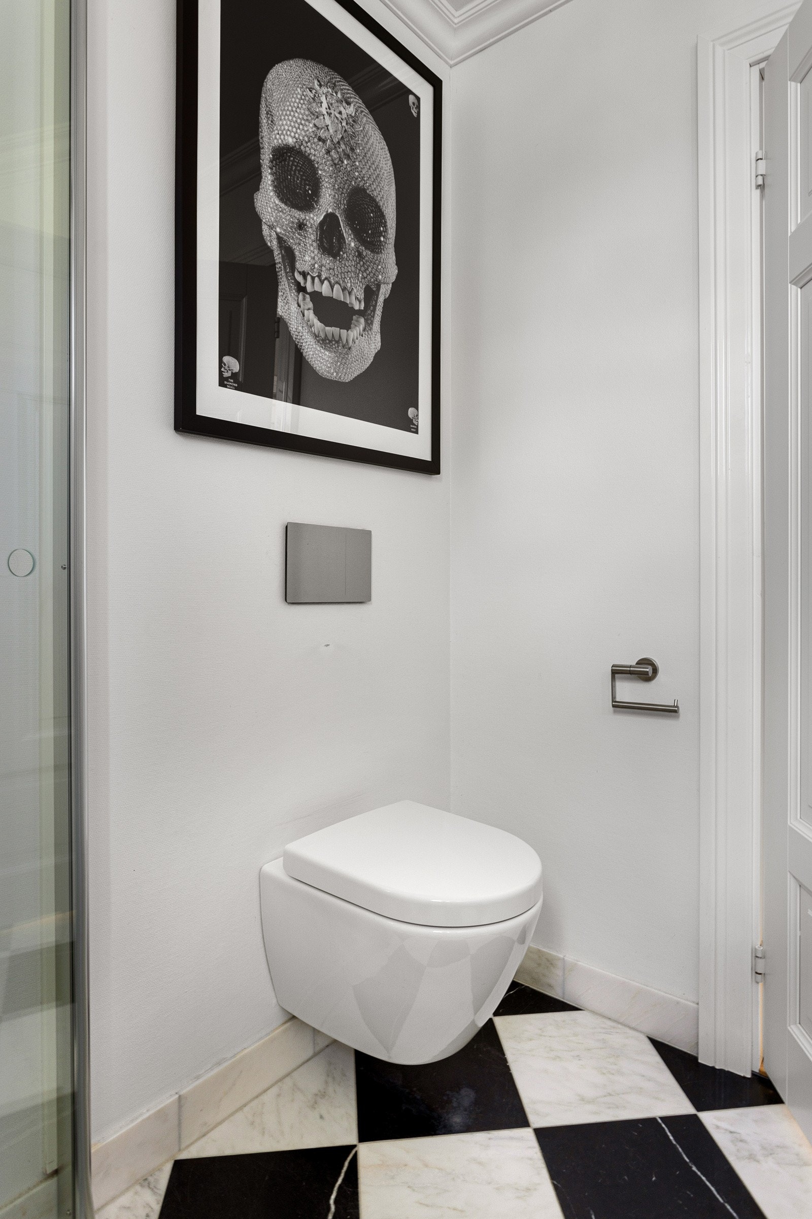 Badet er utstyrt med vegghengt wc, dusj i hjørne med innadslående dører og underlimt stålservant med granitt benkeplate. Galleribilde