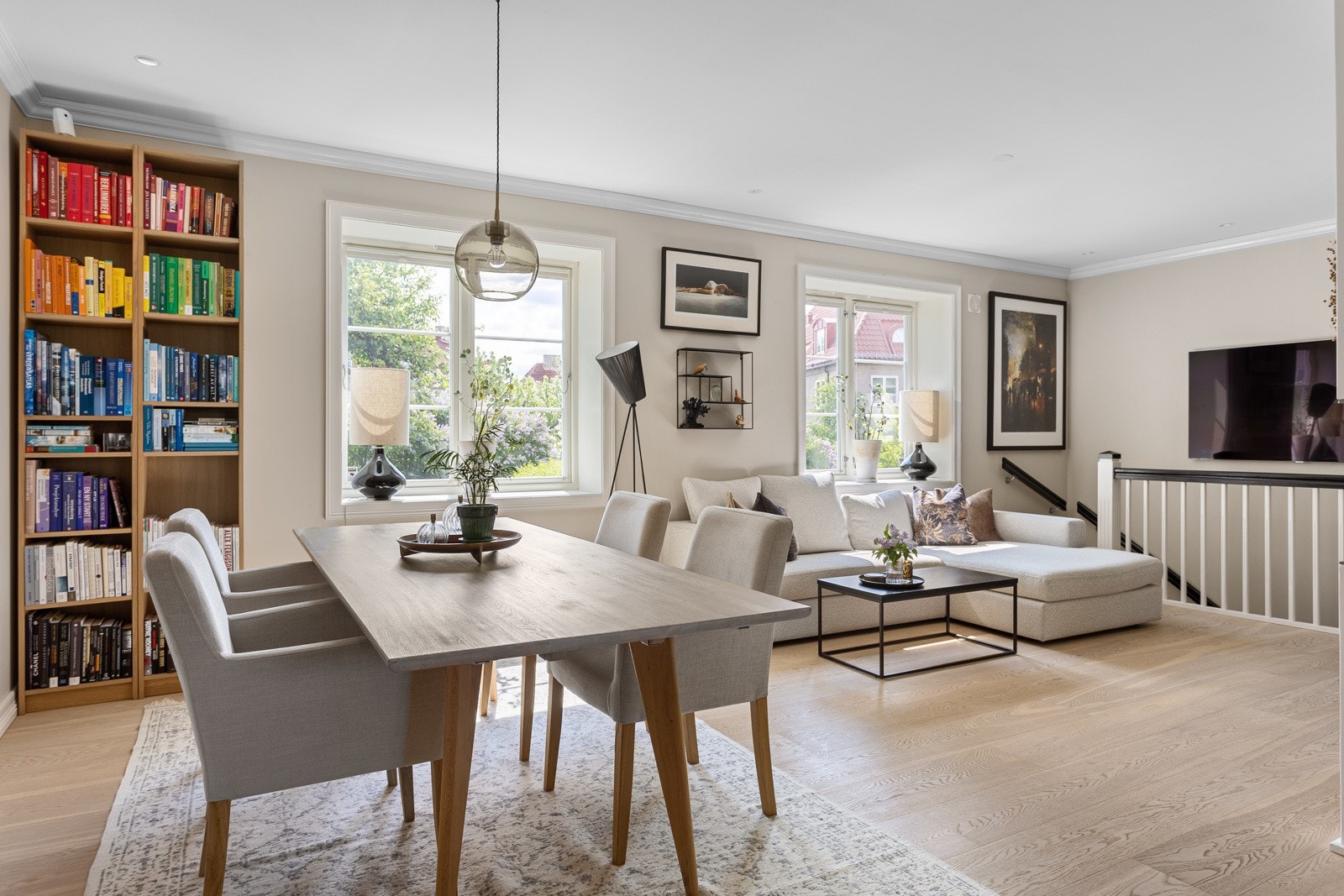 Det er store og klassiske vinduer som slipper inn rikelig med naturlig sollys. Alle vinduene var nye i 2017. Galleribilde