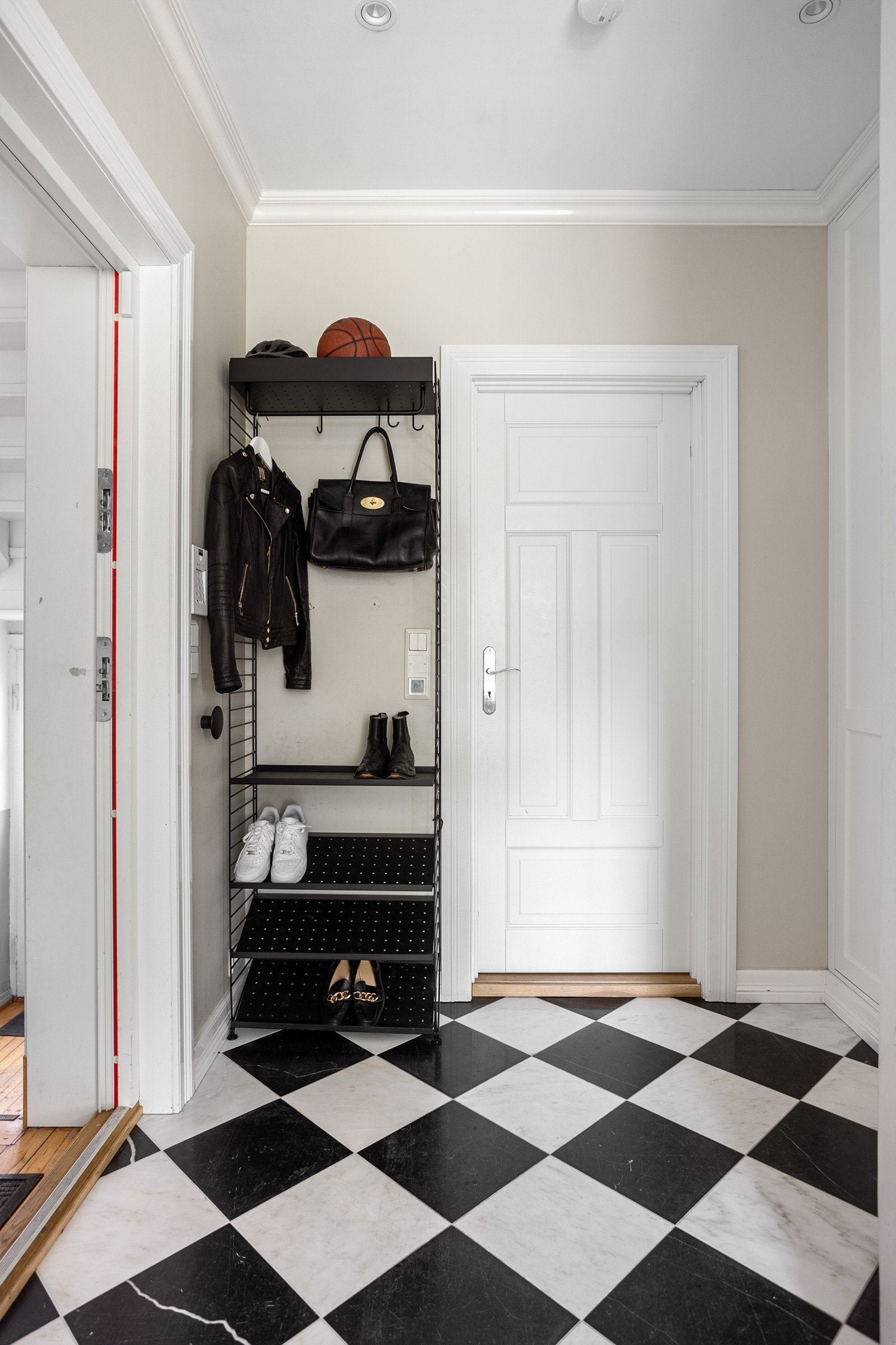 Etasjens baderom ligger i fin tilknytning til entréen og fint tilbaketrukket fra oppholdsrommene. Galleribilde