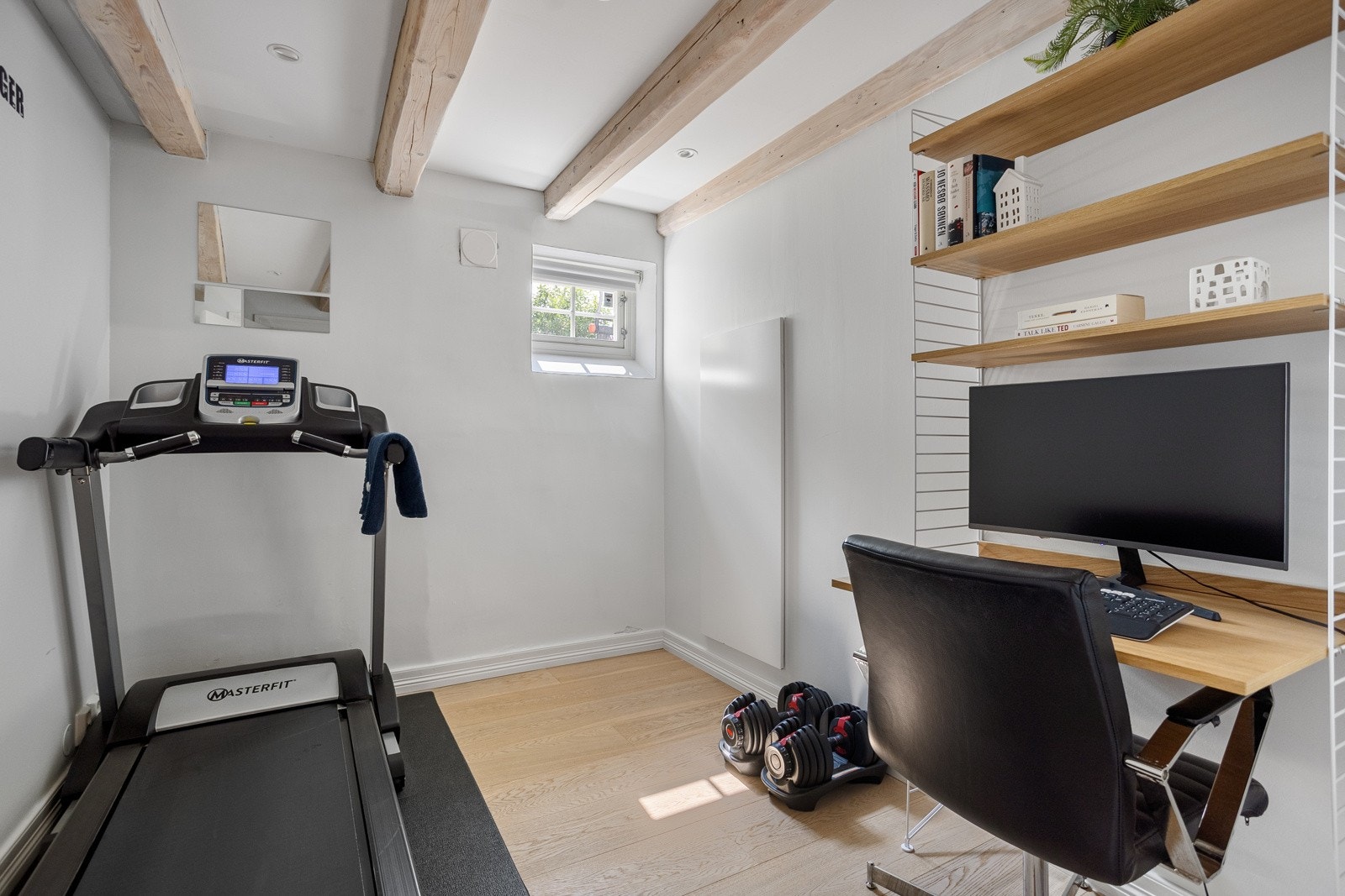 Praktisk kontor som i dag er innredet til et kombindert kontor og treningsrom. Galleribilde