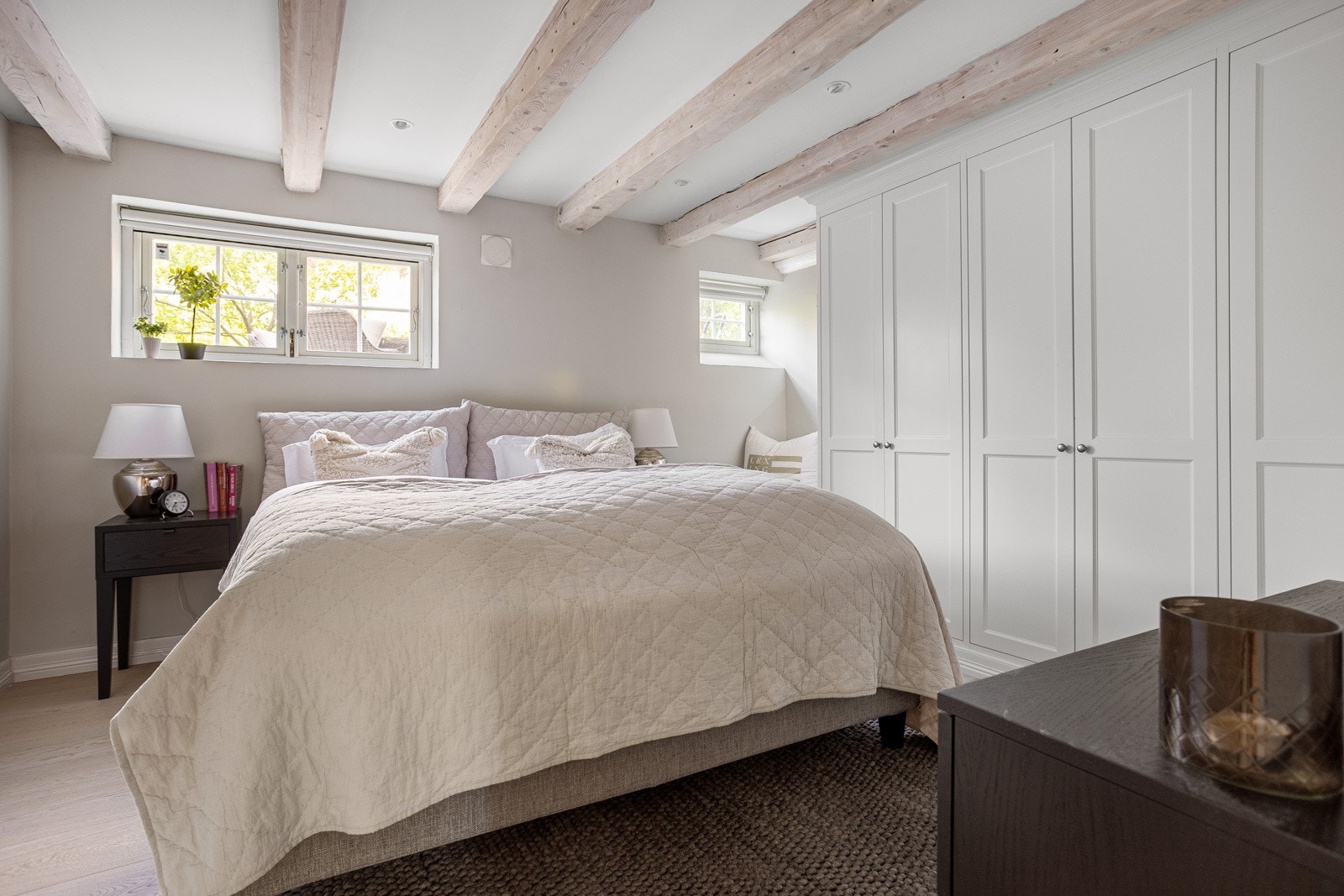 Hovedsoverommet lyst og av god størrelse med plass til dobbeltseng og tilhørende møblement. Galleribilde