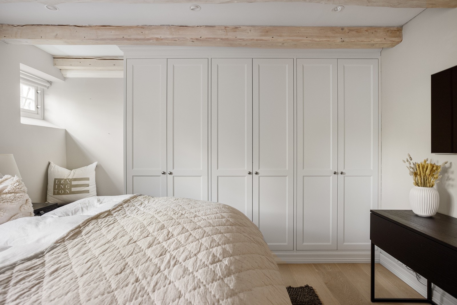 Det er rikelig med lagringsplass i stor garderobeløsning. Galleribilde