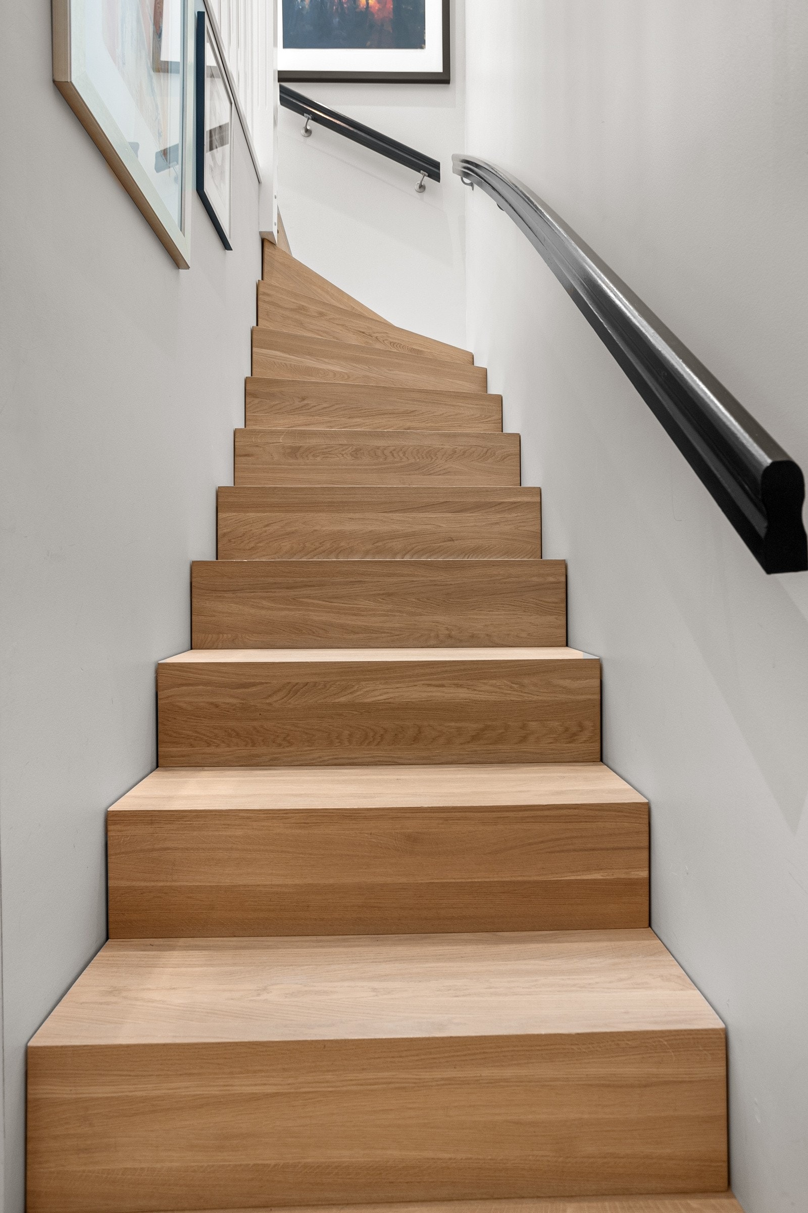 Flott trapp ned til underetasjen. Det er smarthusløsning fra Eaton med løsningen xComfort i leiligheten hvor alt av lys og varme enkelt kan styres fra telefonen om man ønsker. Galleribilde
