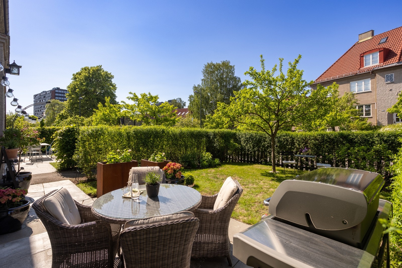 Uteområdet har flere hyggelige soner med god plass til både diverse utemøblement og boltreplass for de minste. Galleribilde