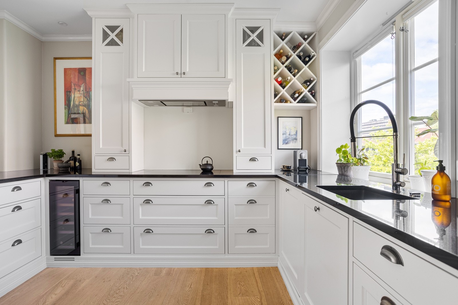 Kjøkkenet snekkerbygget fra Elen og var også ny i 2017. Innredningen består av granitt benkeplate, kullfilter vifte og underlimt kum. Galleribilde