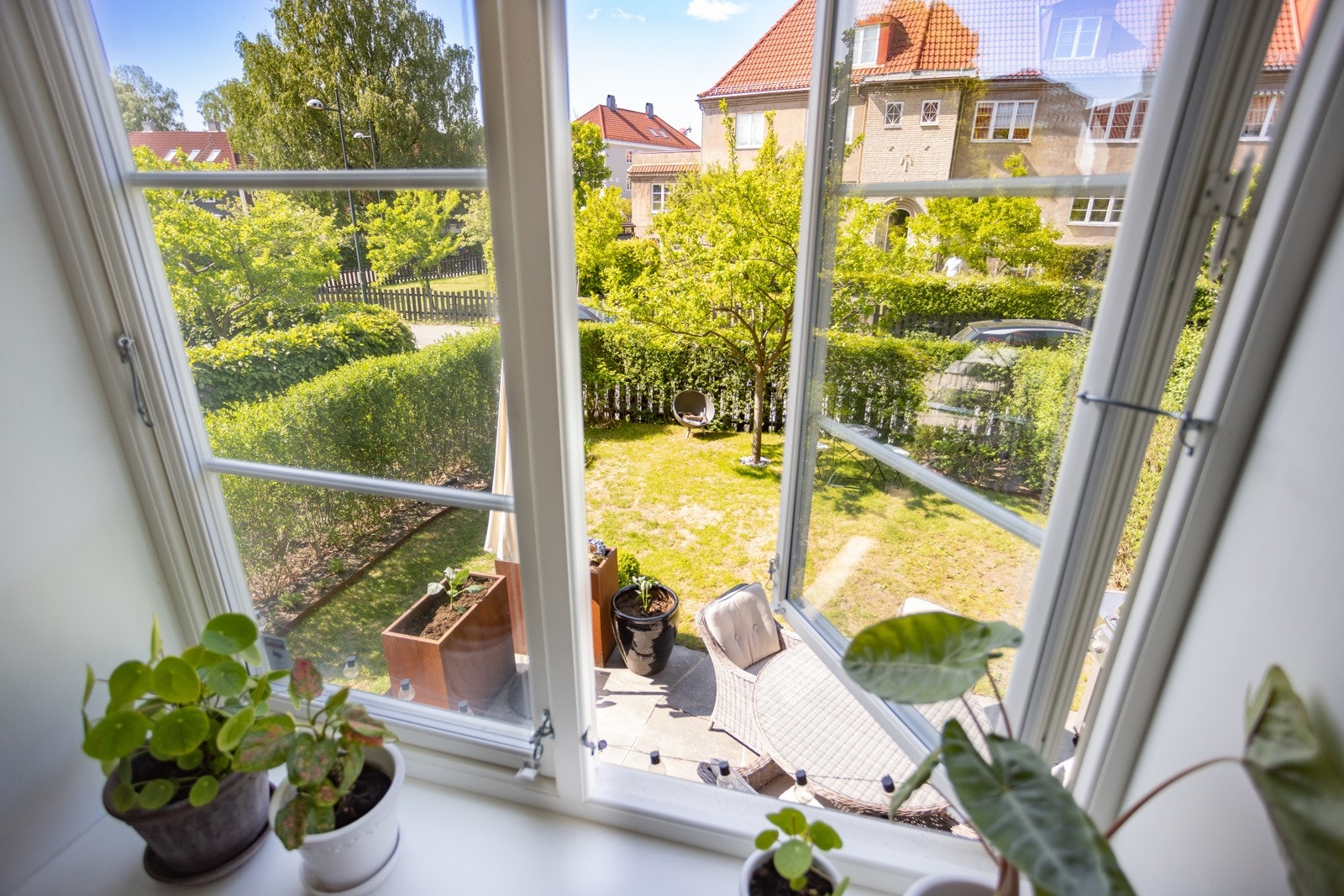 Herlig utsyn fra kjøkkenvinduet. Her kan middagen serveres rett til hagen. Galleribilde