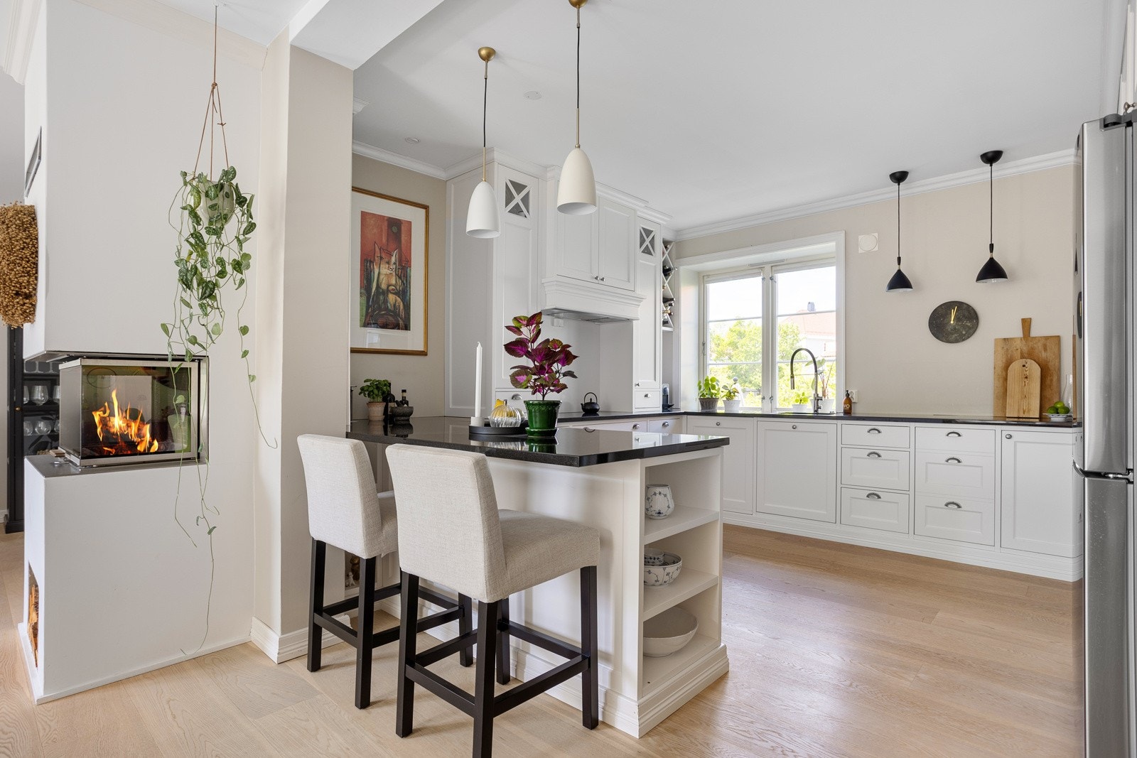 Et pent og klassisk kjøkken med praktisk barløsning med sitteplass for de enklere måltid. Galleribilde