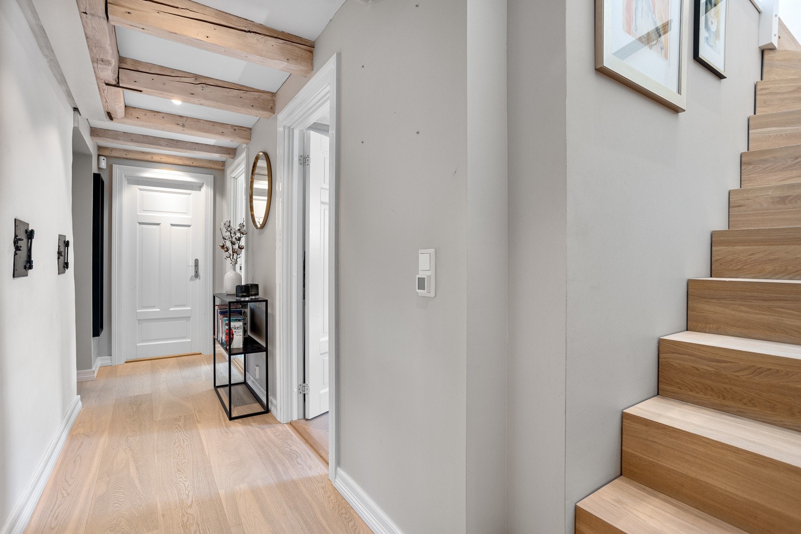 Det er varmefolie i alle gulv i kjelleren og en behagelig takhøyde på 2,28 meter med sjarmerende takbjelker. Det er god lagringsplass under trappen. Galleribilde