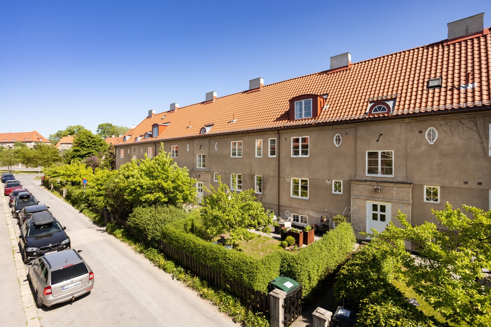 Beliggenheten sørger for en meget skjermet tilværelse, og ligger fint til i en rolig blindvei uten gjennomgangstrafikk Galleribilde