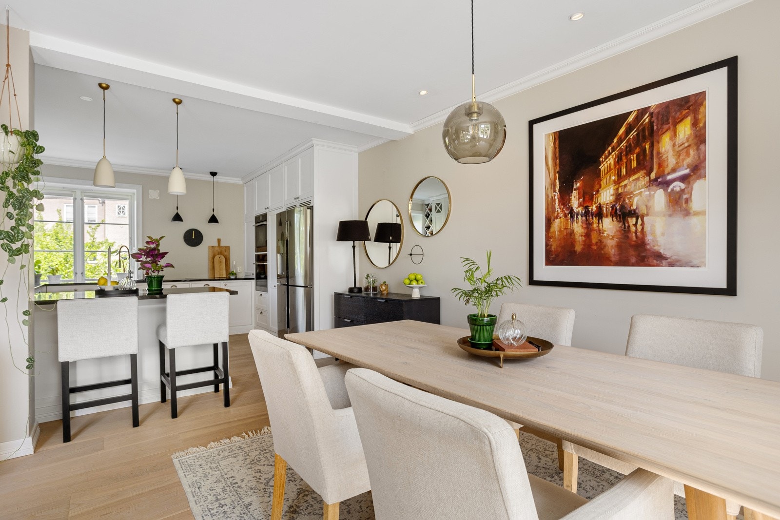 Etasjen har naturlig soner for både sofaseksjon og spisebord i fin tilknytning til kjøkkenet. Galleribilde