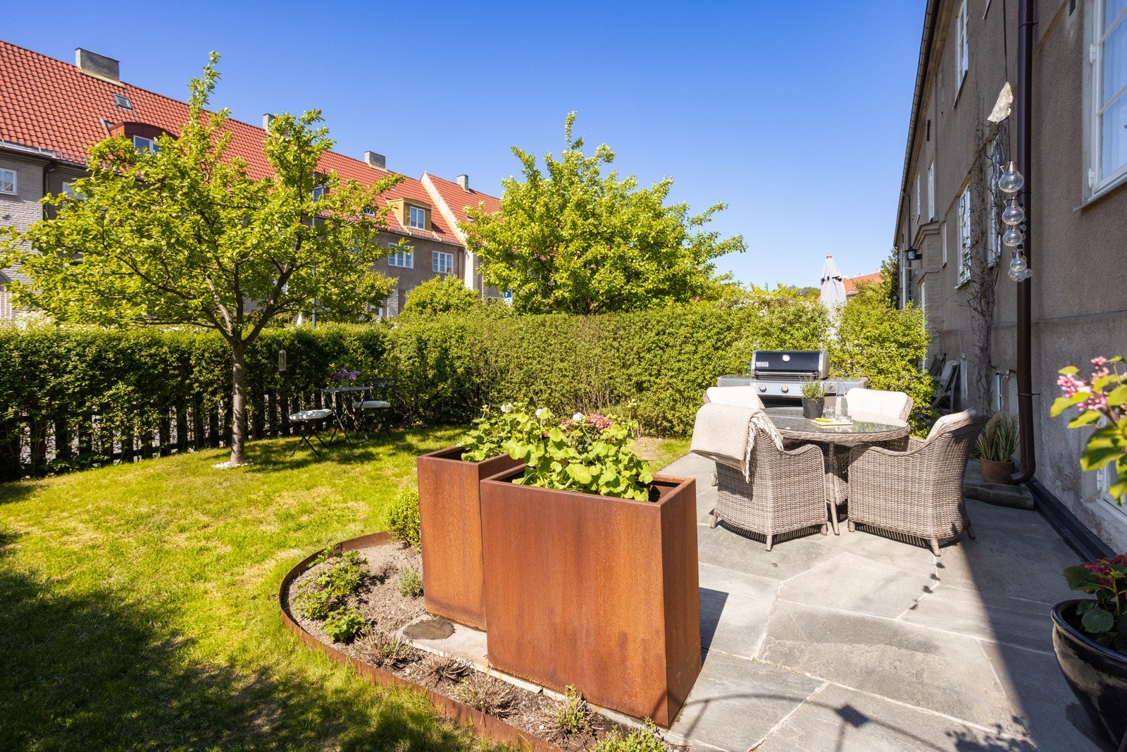 Beliggenheten sørger for en meget skjermet tilværelse, og ligger fint til i en rolig blindvei uten gjennomgangstrafikk. Galleribilde