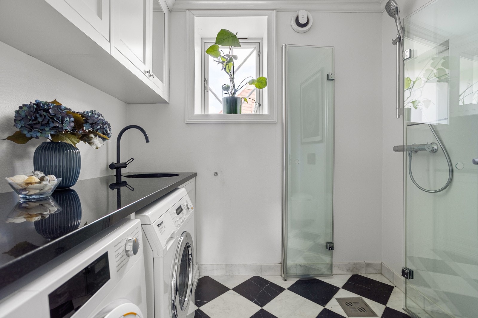 Pent og delikat baderom fra 2017. Flisene på badet i og entréen er marmorfliser fra Fierd Earth Interiors. Galleribilde