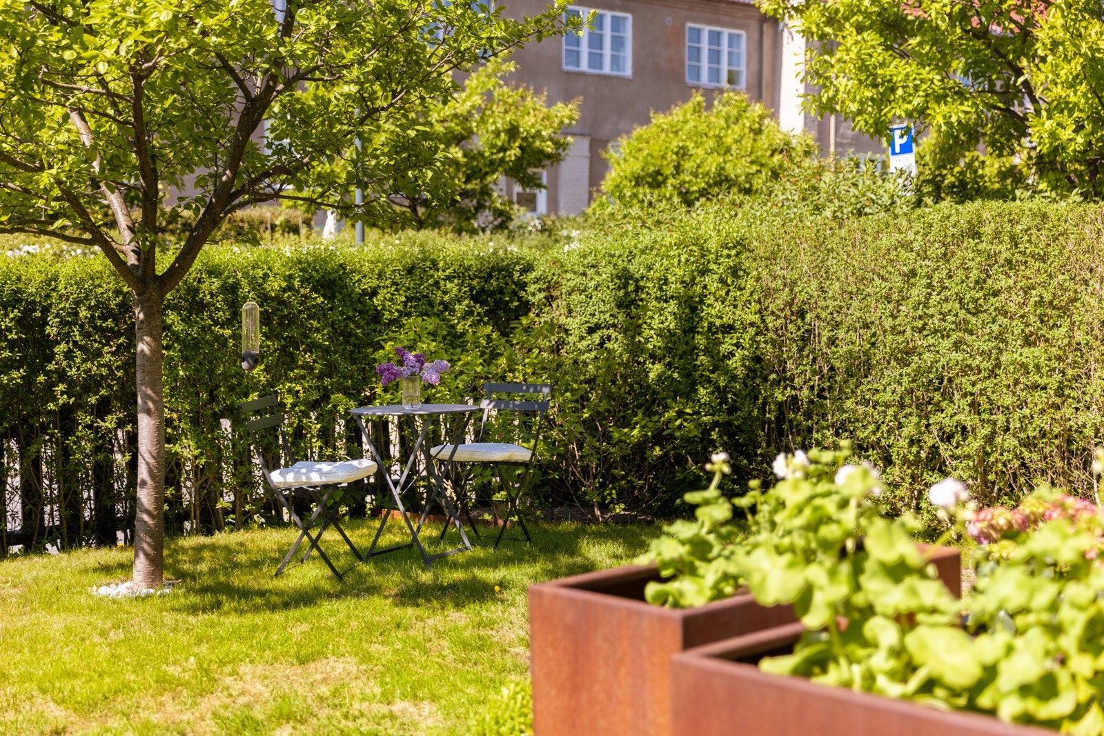 Boligen har to solrike hageparseller på begge sider - her kan man forflytte seg etter solen. Galleribilde