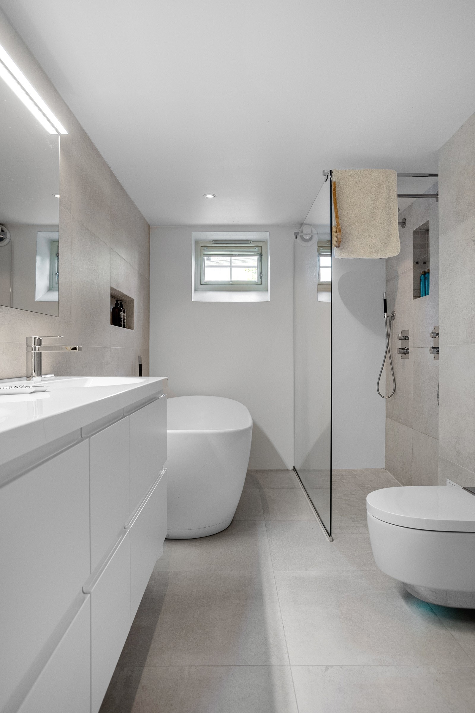 Stort og stilfult baderom fra 2017. Det foreligger dokumentasjon på begge badene. Galleribilde