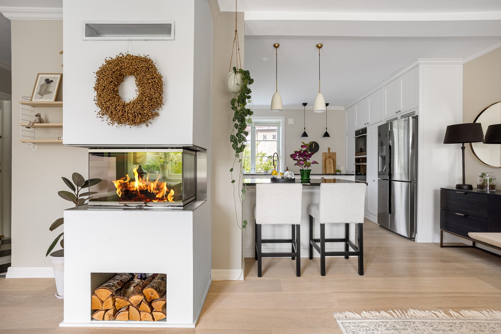 Peisen er et vakkert element til rommet og er synlig fra tre sider. I tillegg er peisen en god varmekilde på kaldere dager. Galleribilde