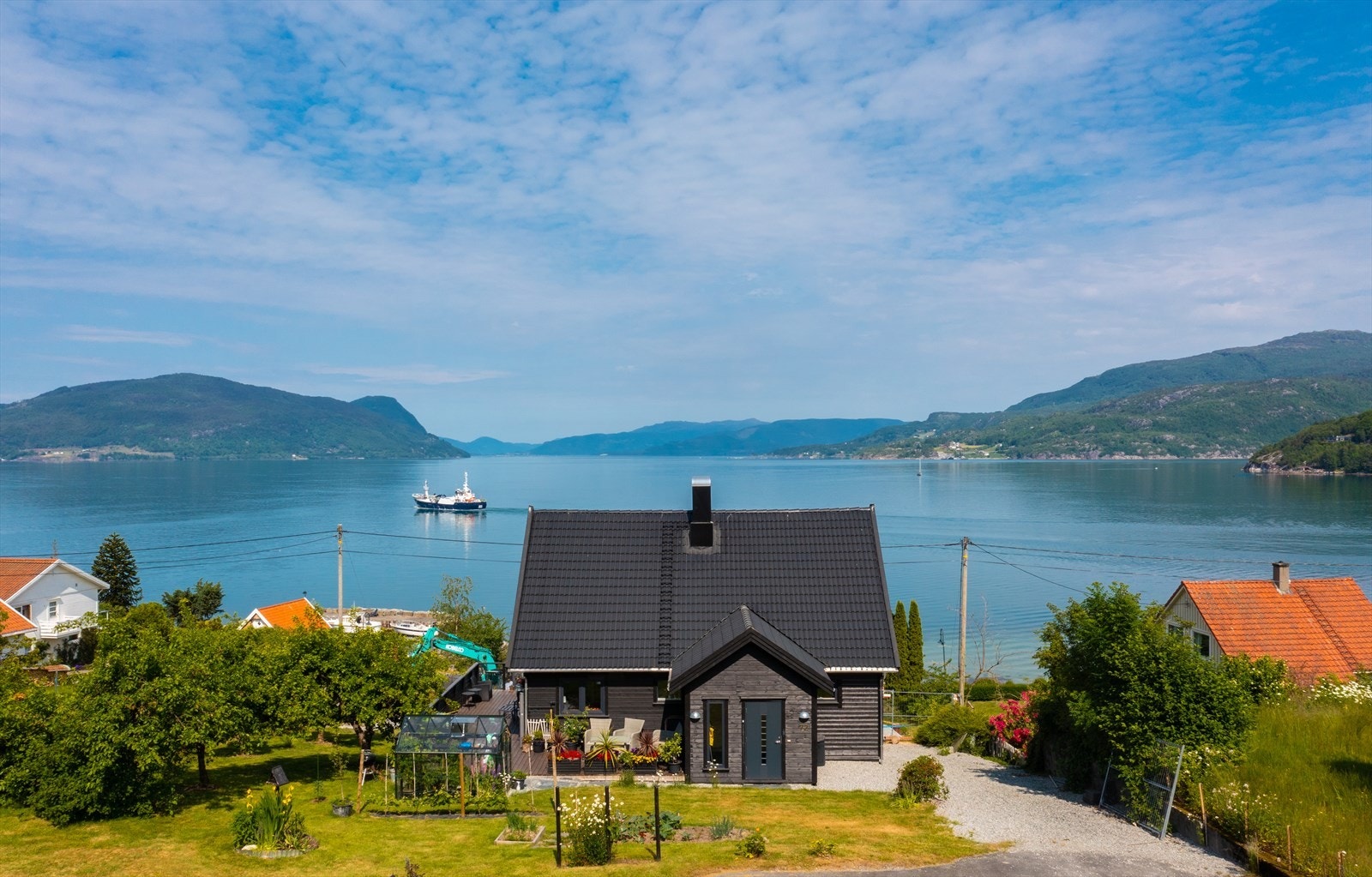 Eiendommen ligger i kort gange fra Hjelmeland kai, hvor det går hurtig ferjeforbindelse over til Ombo og Nesvik og veien videre til Suldal/Sauda. Galleribilde