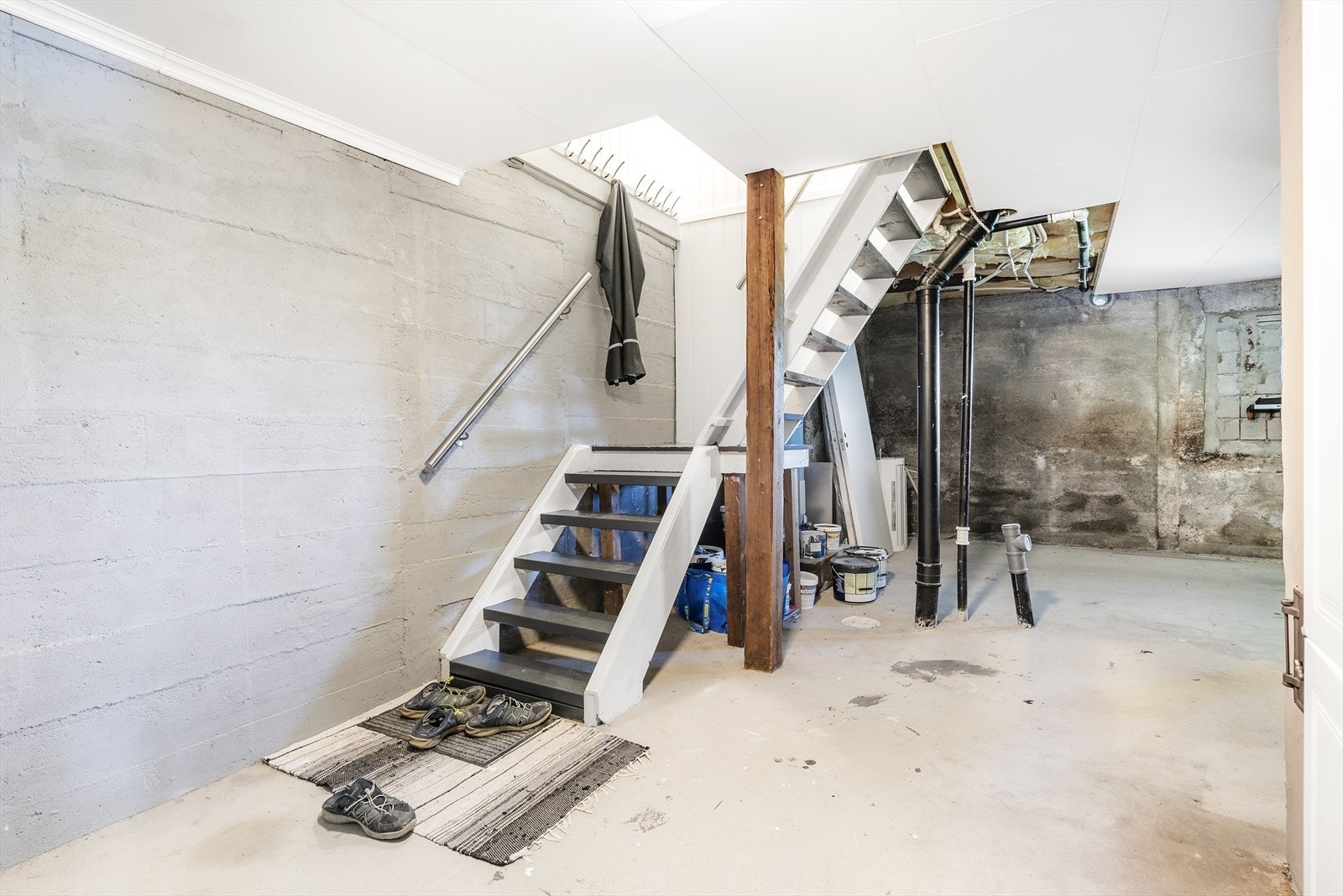 Trapp ned fra 1.etasje. Galleribilde