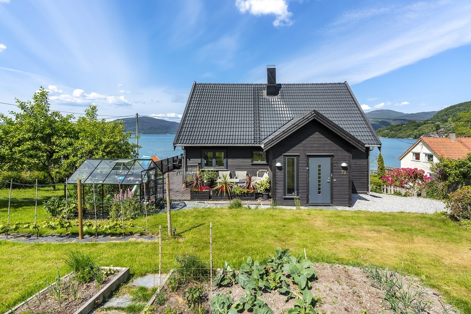 Eiendommen ligger i 2.rekke til sjø, like utenfor Hjelmeland sentrum, med butikk i umiddelbar nærhet. Galleribilde