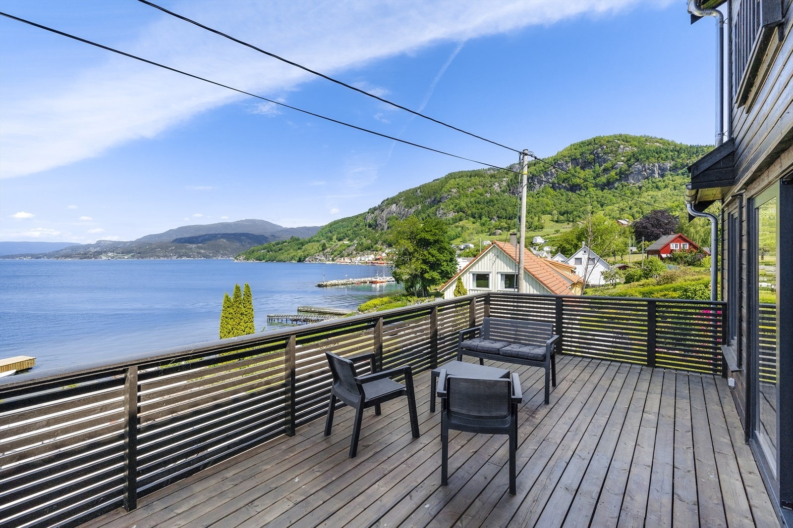 Nyere terrasse med utgang fra stue. Galleribilde