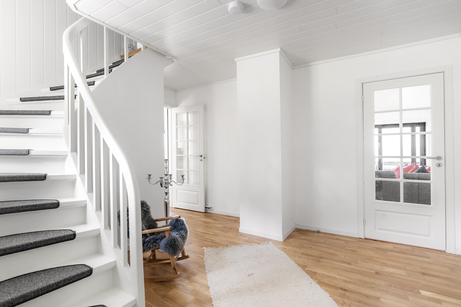 Lys og åpen entre/gang med god plass til å henge fra seg klær og sko. Lysmalte vegger for en ren og delikat stil. Parkett på gulv. Galleribilde