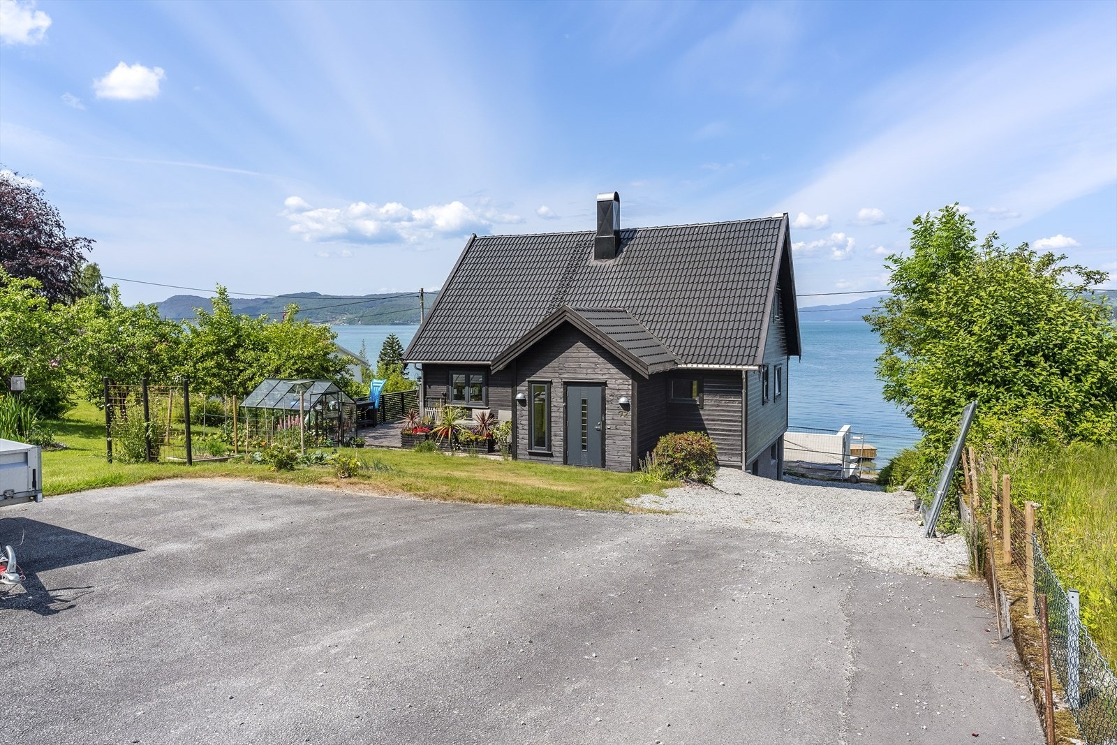 Ny drenering og grunnmursplast i 2020. Takpapp, lekter og takstein er ny i 2022. Alle renner og nedløp er skiftet i 2022 Galleribilde