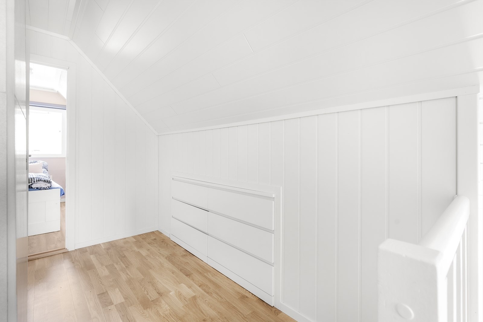 Flere steder i boligen er det satt inn praktiske skuffeløsninger i vegg! Galleribilde