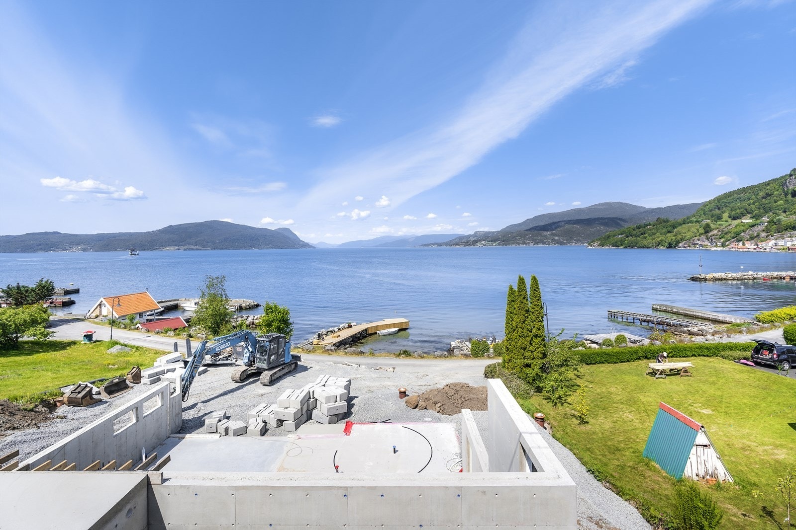 Ny bolig blir bygget foran boligen, men høyden er den en ser på toppen av grunnmuren og alt skal være på ett plan. med flatt tak. Dette vil ikke sjenere for den flotte utsikten fra boligen! Galleribilde
