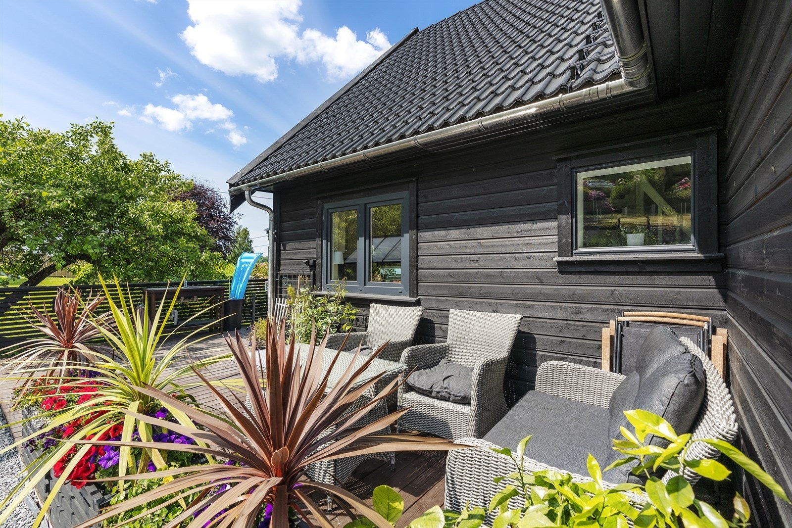 Eiendommen har flere flotte oppholdsteder rundt huset hvor du kan flytte deg etter sol, vær og vind. Galleribilde