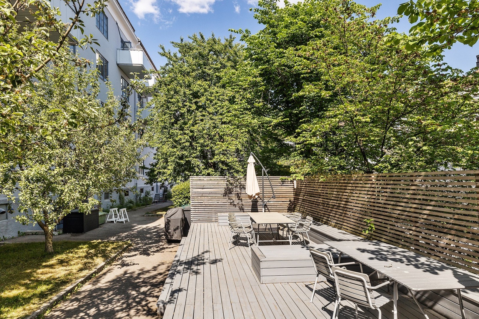 Bakgård. Galleribilde