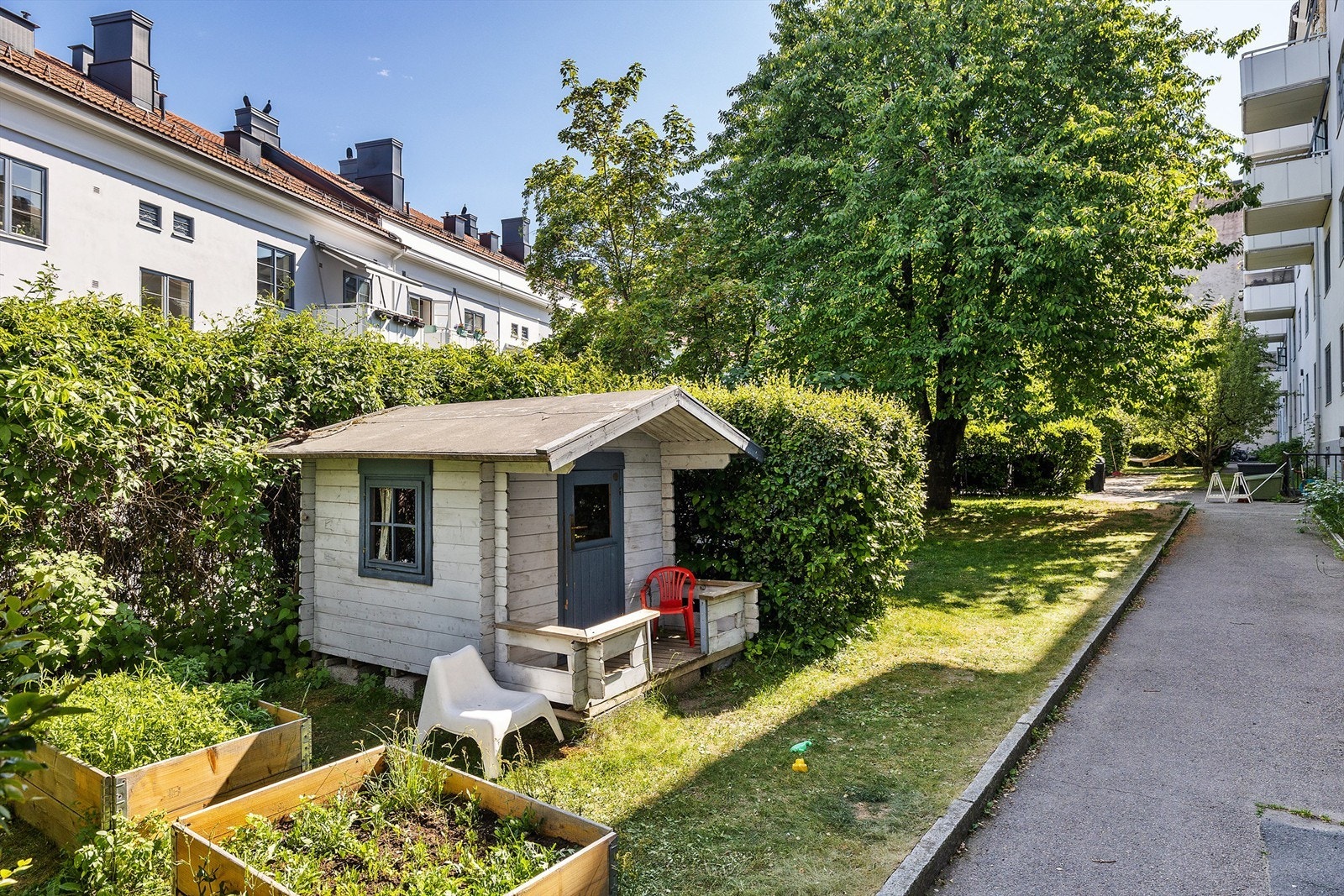 Bakgården er pent opparbeidet. Galleribilde