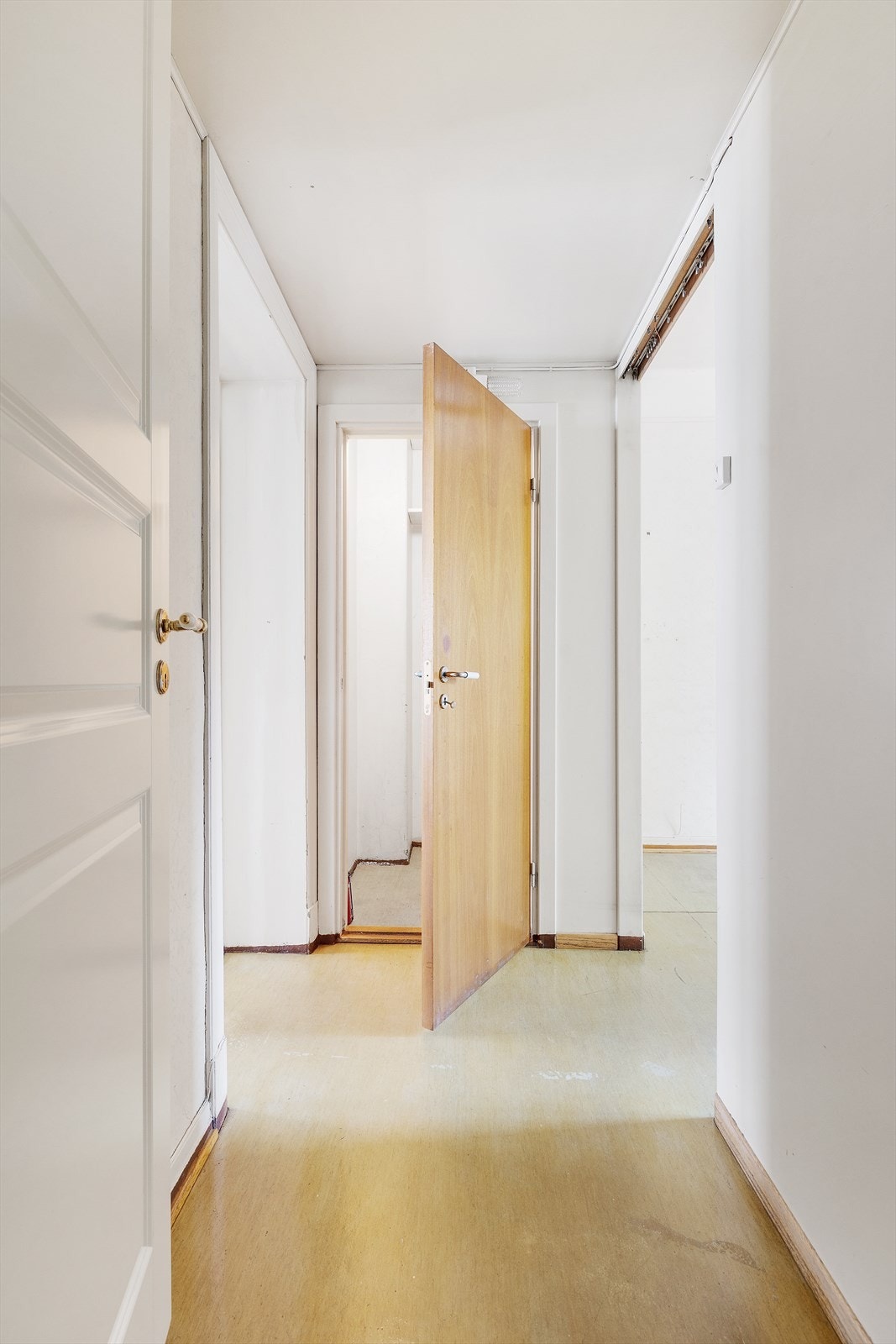 Gang med bod/garderobe på enden. Galleribilde