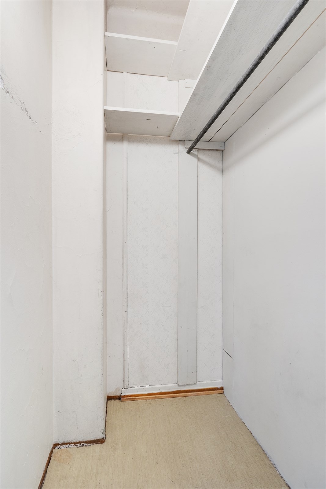 Bod/klesskap. Galleribilde