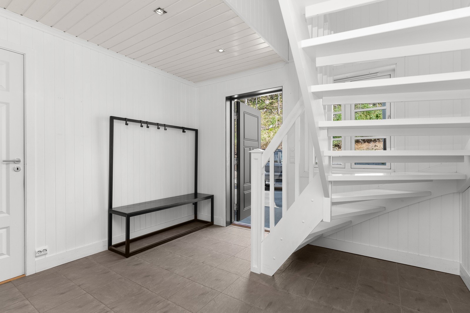 Inngangsparti med god plass for yttertøy. Galleribilde