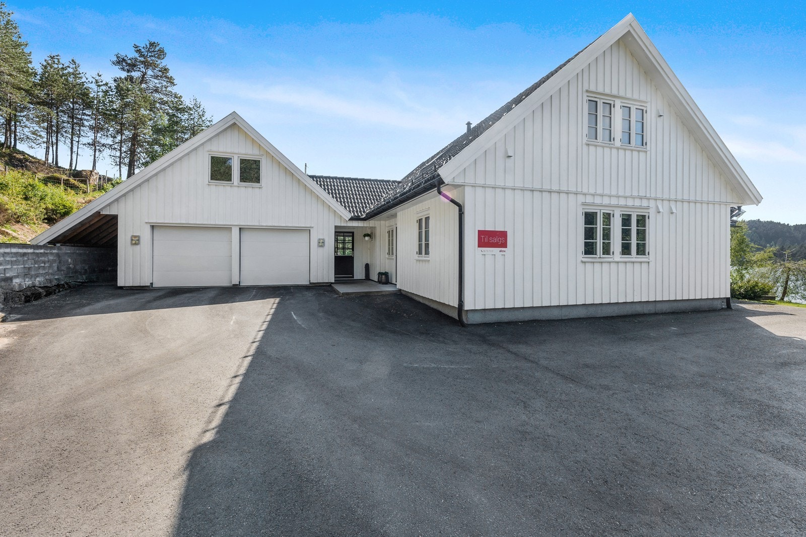 Asfaltert gårdsrom og innkjørsel. Galleribilde