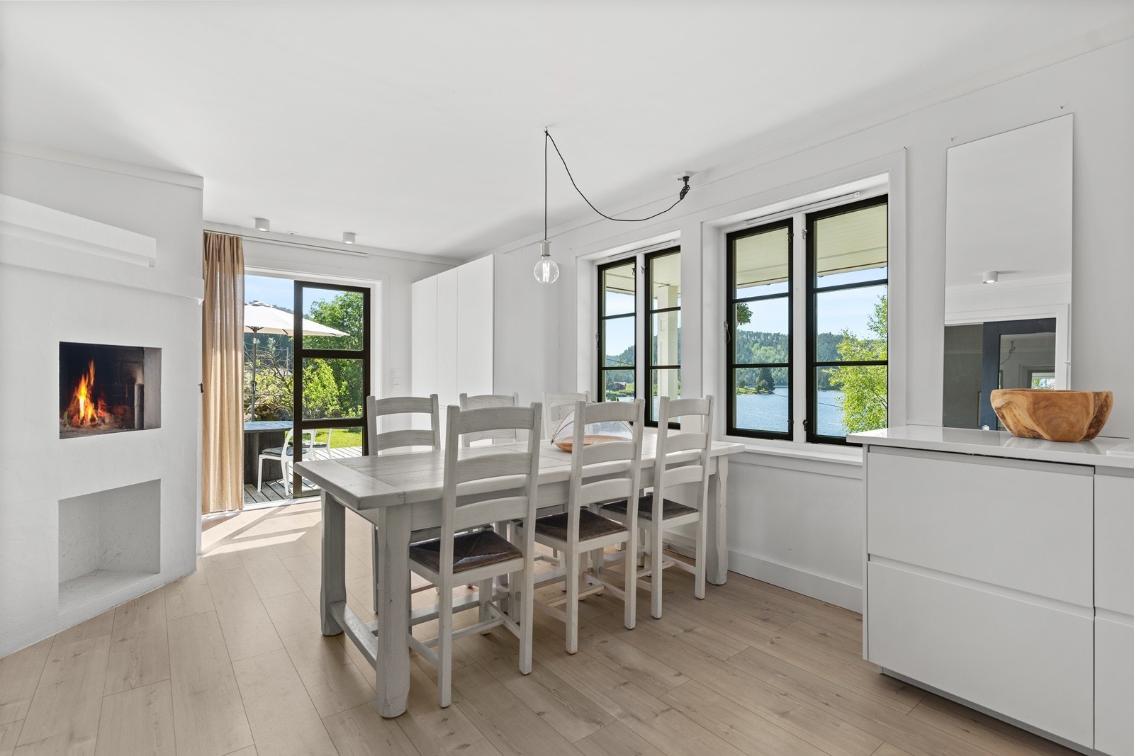 På kjøkkenet er det peis og plass til langbord. Utgang til terrasse. Galleribilde