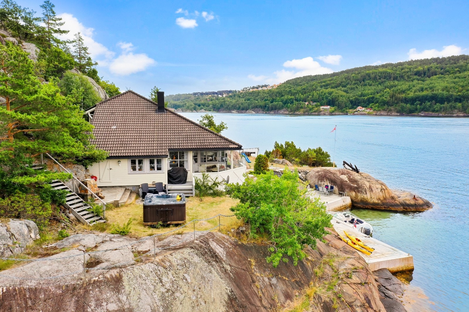 Uteområde med jacuzzi Galleribilde