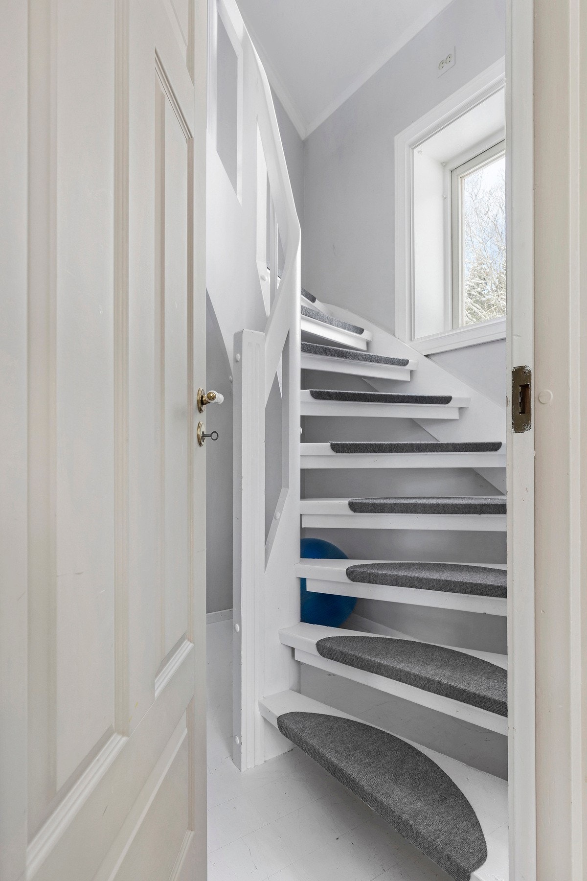 Trappen fra stue/kjøkken og opp til loftsetasjen med 3 soverom, bad og separat toalettrom. Galleribilde