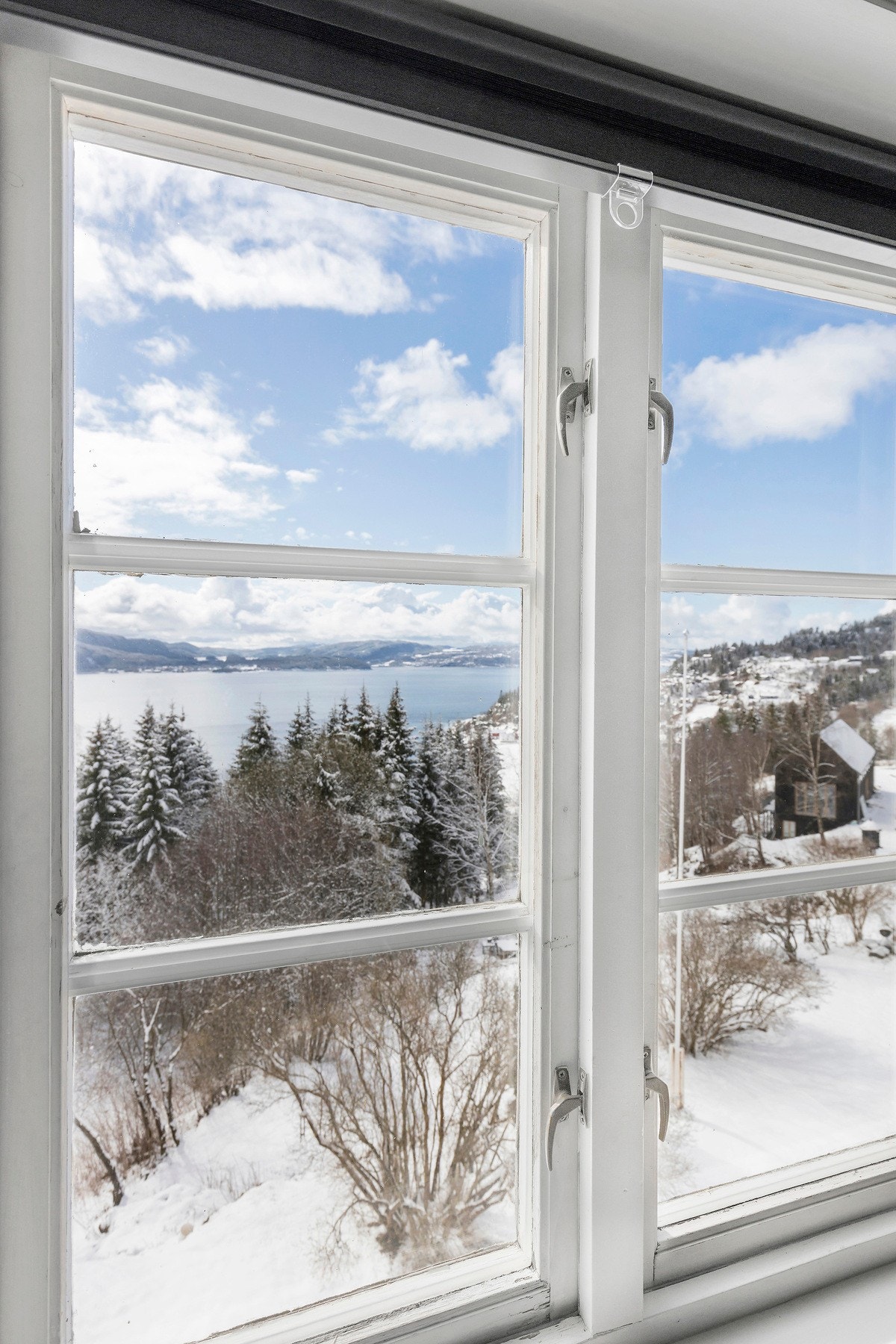 Fjorden sett fra stuen en vinterlig vårdag. Galleribilde