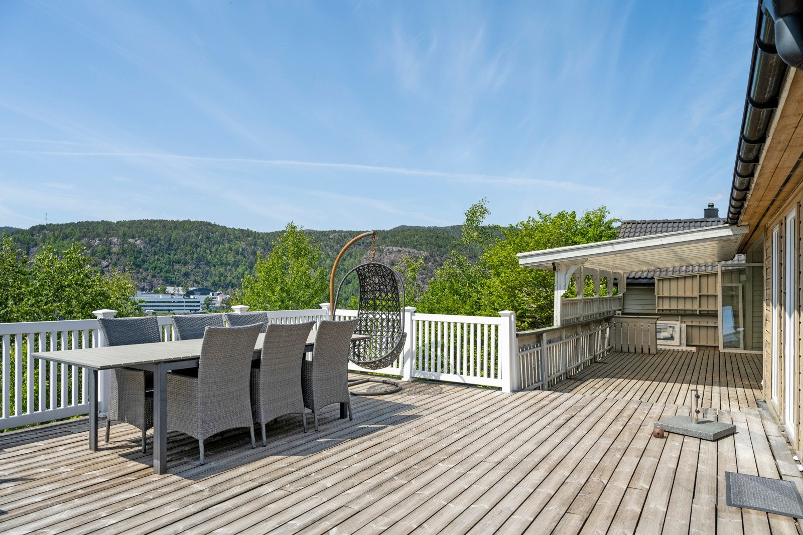 Romslig terrasse. Galleribilde